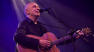 Zanger Gitarist Miele - Pop en Balkanmuziek als Welkom bij Muziekburo.nl