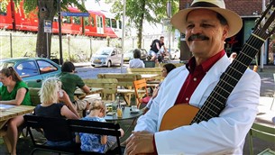 Zanger Gitarist Ricco - Troubadour Ricco als Welkom bij Muziekburo.nl