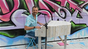Zanger Pianist Mr Blue Eyes - Vrolijke Piano Entertainer als Welkom bij Muziekburo.nl