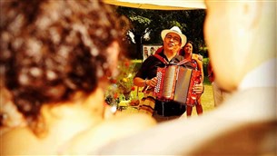 Latin Accordeonist Osorio - Cumbia Salsa Latin Classics als Welkom bij Muziekburo.nl