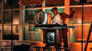 De Vintage DJ - Vrolijke DJ als Welkom bij Muziekburo.nl