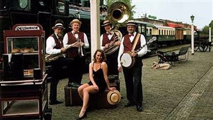 Looporkest Streetparade - Straat en Looporkest als Welkom bij Muziekburo.nl
