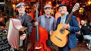 Cafe Bellevue - Allround akoestisch muziektrio bij Muziekburo.nl
